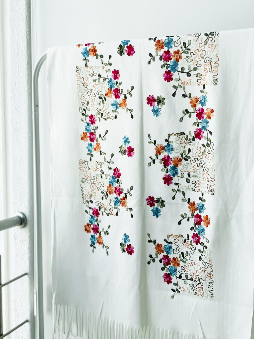 Палантин КВІТУЧИЙ САД вишивка кашемір білий