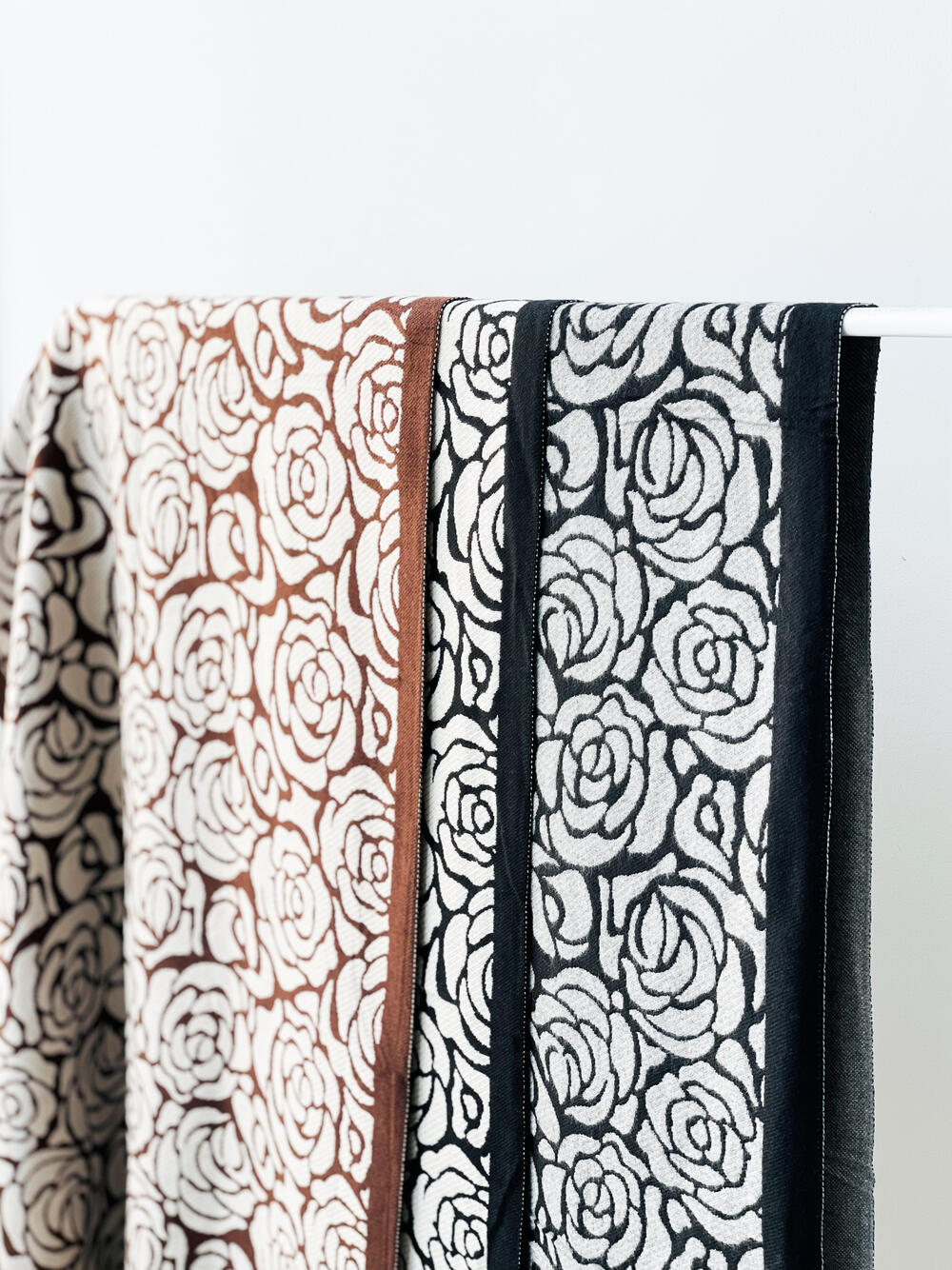 Палантин ТРОЯНДОВЕ ПОЛЕ кашемір чорно-сірий