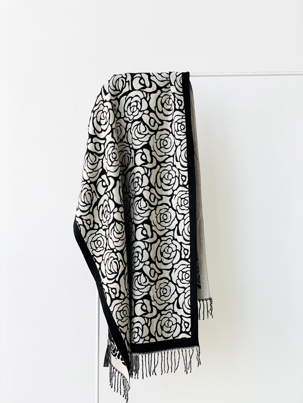 Палантин ТРОЯНДОВЕ ПОЛЕ кашемір чорно-молочний