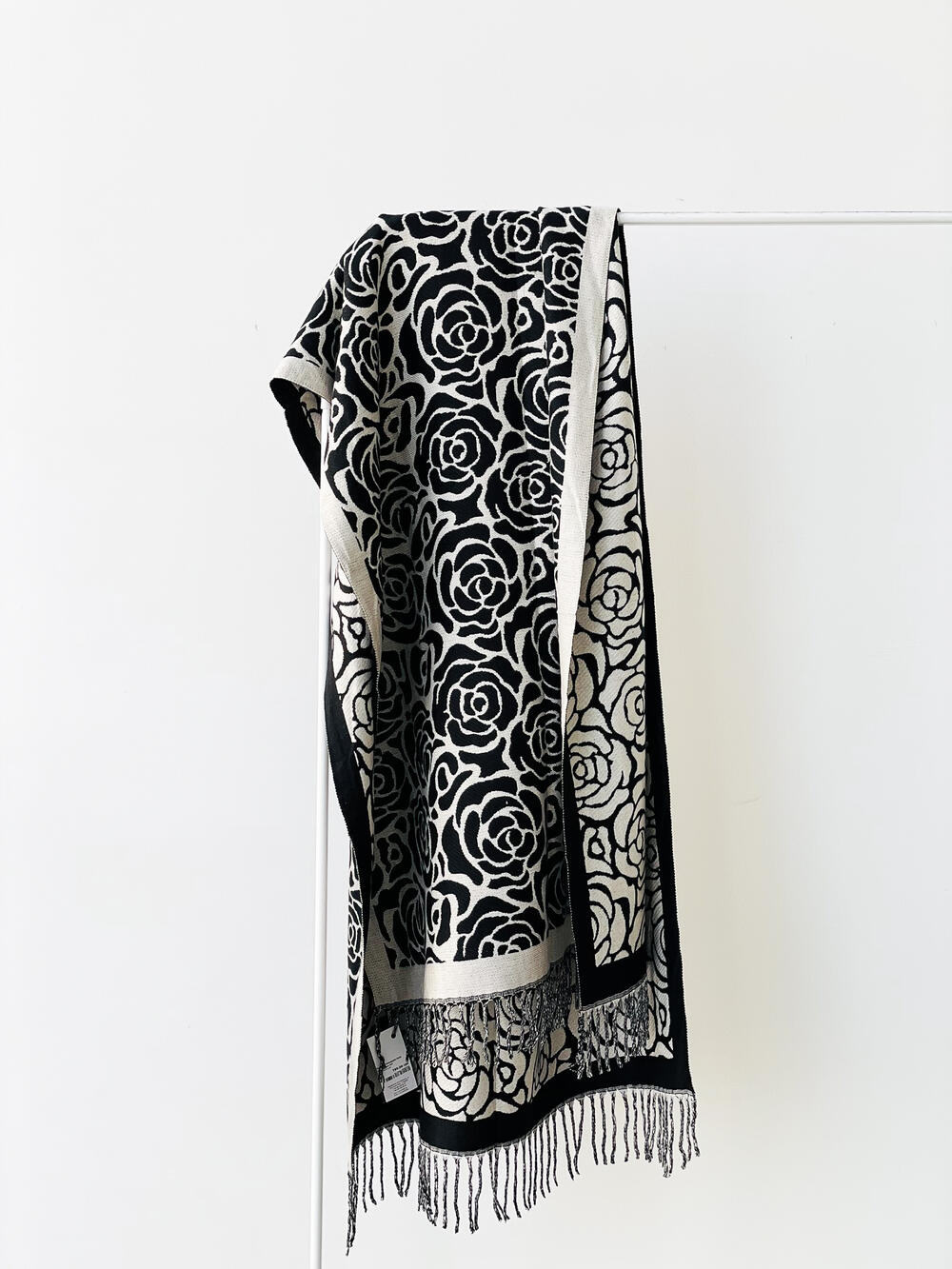 Палантин ТРОЯНДОВЕ ПОЛЕ кашемір чорно-молочний