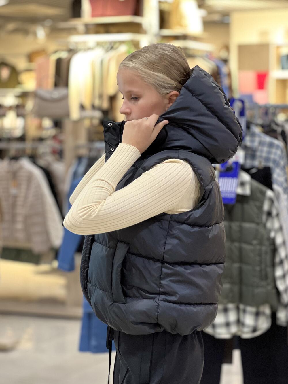 Жилет LP 050100 стьобаний короткий з капюшоном чорний, XS