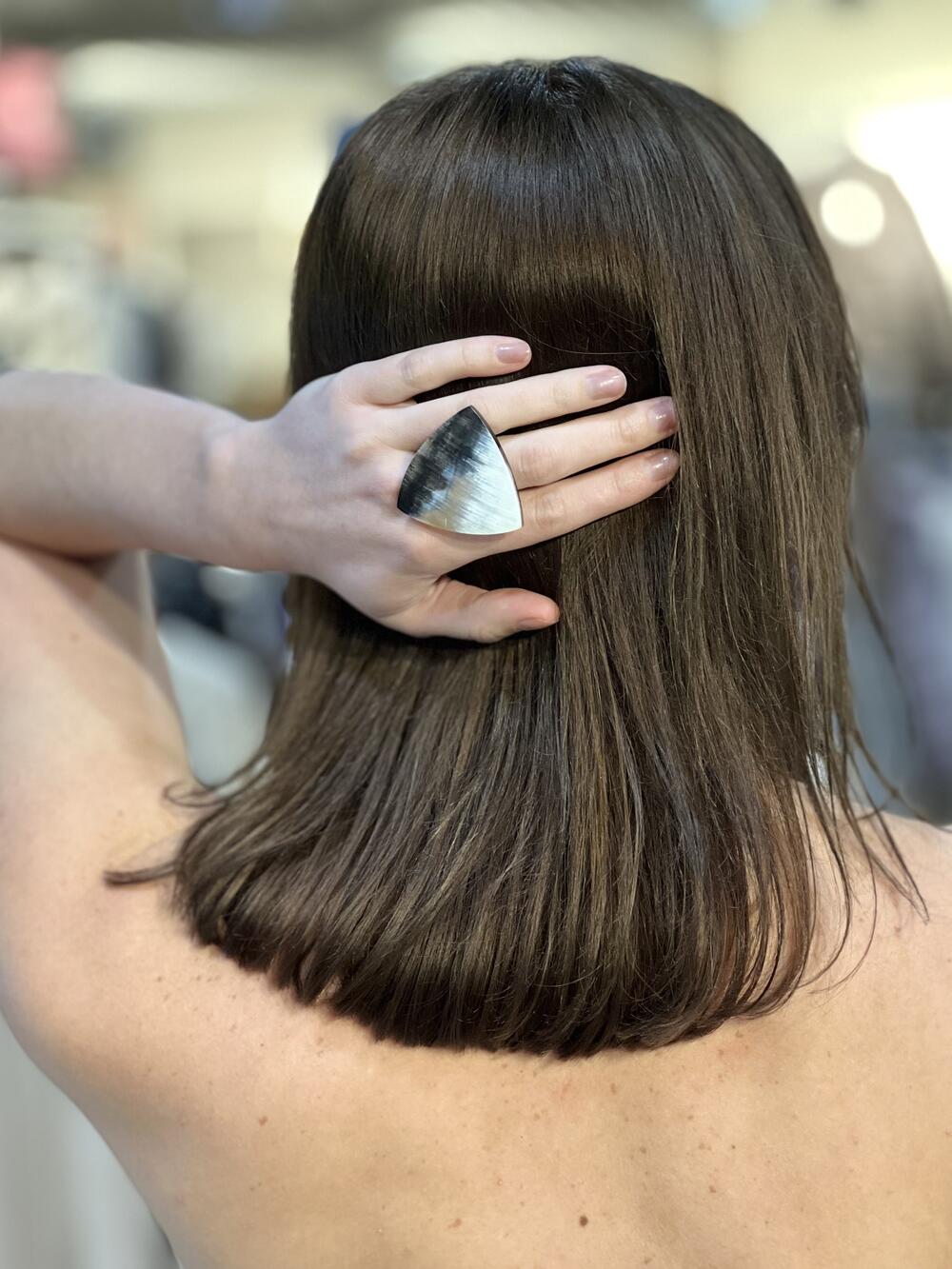 Каблучка HR479g натуральний ріг трикутник 