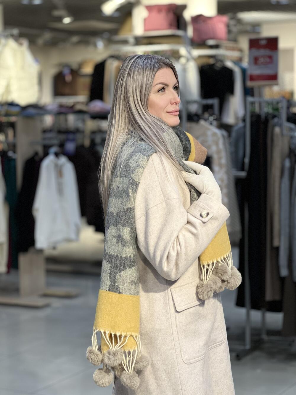 Палантин ЛЕО помпони чорний/гірчиця/карамель