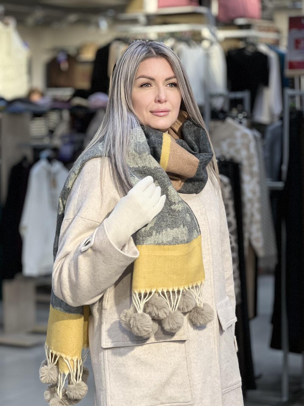 Палантин ЛЕО помпони 