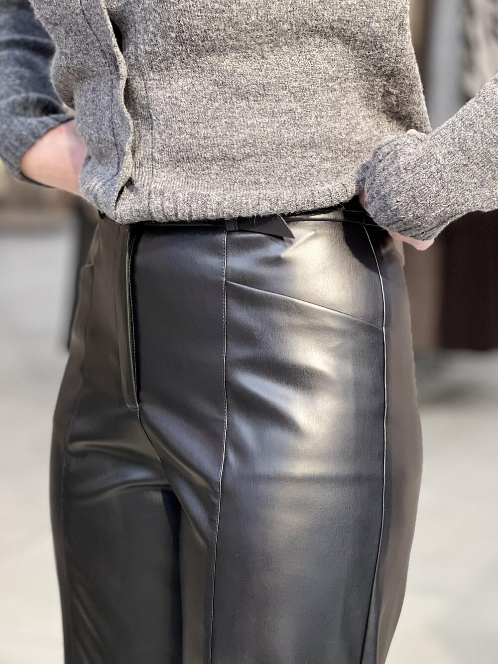 Брюки LP 9118 екошкіра прямого крою чорний, 40-46