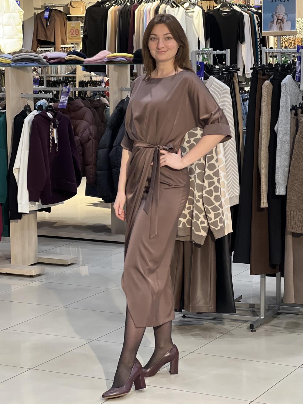 Сукня LP 716 к/р королівський атлас запах молочний шоколад, 44-50